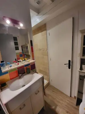 Salle de bains dans l'établissement Fermette Landaise près de l'Océan et du lac marin