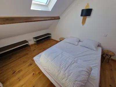 Un ou plusieurs lits dans un hébergement de l'établissement Super emplacement duplex climatisé