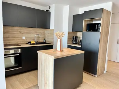 Cuisine ou kitchenette dans l'établissement Le Grand Pavois - Terrasse d'exception face aux bateaux