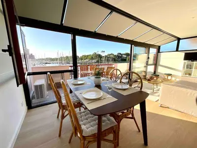 Balcon ou terrasse dans l'établissement Le Grand Pavois - Terrasse d'exception face aux bateaux