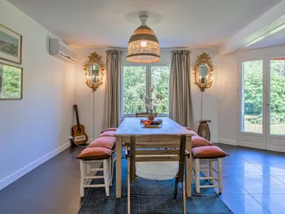 Coin salon dans l'établissement Villa Caloye by Interhome