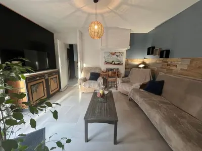 Coin salon dans l'établissement Charmant T2, Cl 3 étoiles, 4 Lits, 4 personnes et 1enfant, parking et terrasse
