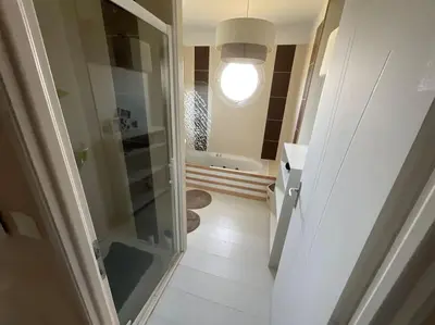 Salle de bains dans l'établissement Charmant T2, Cl 3 étoiles, 4 Lits, 4 personnes et 1enfant, parking et terrasse