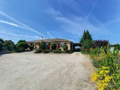 Jardin de l'établissement Charmant T2, Cl 3 étoiles, 4 Lits, 4 personnes et 1enfant, parking et terrasse
