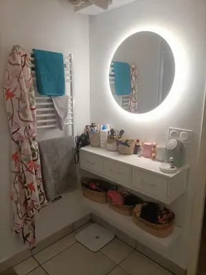 Salle de bains dans l'établissement Appart' cocooning prêt de la forêt