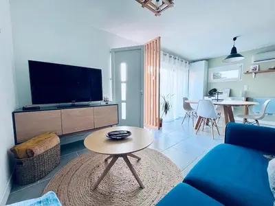 Télévision ou salle de divertissement dans l'établissement Le Doux Refuge