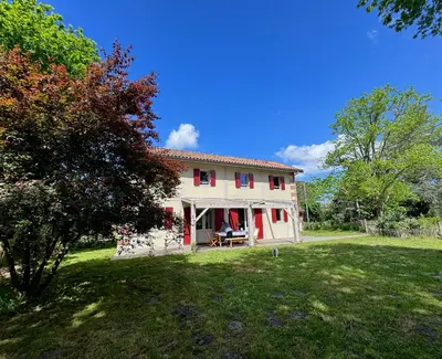 Jardin de l'établissement Grande maison entre Lac et forêt