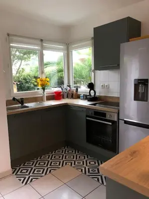 Cuisine ou kitchenette dans l'établissement A deux pas du port, jolie maison redécorée
