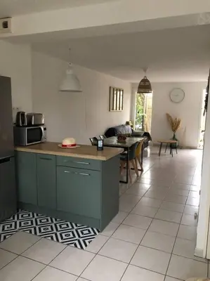 Cuisine ou kitchenette dans l'établissement A deux pas du port, jolie maison redécorée