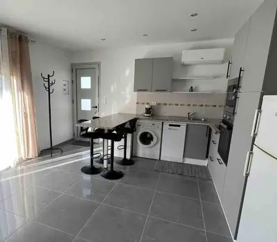 Cuisine ou kitchenette dans l'établissement Appartement à 15 min des plages
