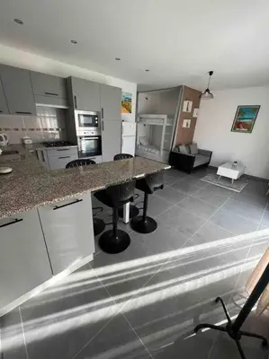 Cuisine ou kitchenette dans l'établissement Appartement à 15 min des plages