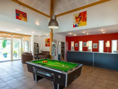 Billard dans l'établissement Apartment Les Cottages du Lac T3 Privilège by Interhome