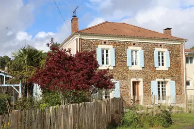 Jardin de l'établissement La Pinède du Chéou, Piscine, Logement indépendant, Parking, Draps, Wifi fibre
