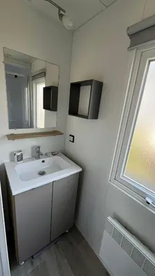 Salle de bains dans l'établissement Sbvacances Entièrement équipé et tout confort grand 2ch avec suite parentale et 2 sdb dans camping 4 étoiles
