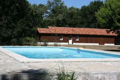 Piscine de l'établissement Chalet en forêt landaise avec jacuzzi dintérieur ou située à proximité