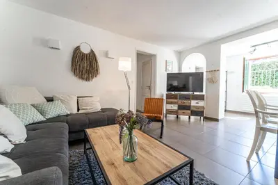 Télévision ou salle de divertissement dans l'établissement Le Petit Moulleau - Appt dans villa classée à 50m de la plage
