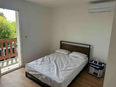 Un ou plusieurs lits dans un hébergement de l'établissement Maison 100m2 4 chambres avec piscine jardin paysage