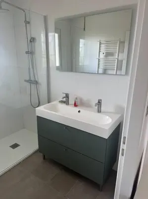 Salle de bains dans l'établissement Maison 100m2 4 chambres avec piscine jardin paysage