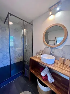 Salle de bains dans l'établissement Casa Del Sol - T2 au Cœur du BassinPort Teich 5'