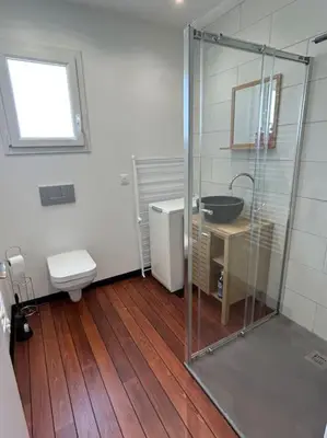Salle de bains dans l'établissement Ondres, studio classé, proche océan