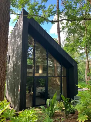 Jardin de l'établissement Ecolodge 'Calme et Nature' avec Piscine au Golf-Lac-Plages Océanes - Couchage 2 personnes