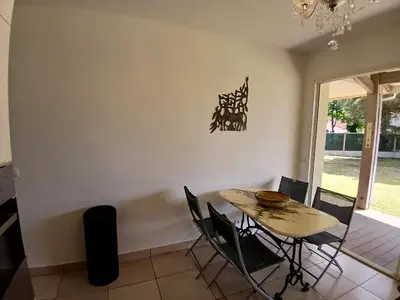 Coin salon dans l'établissement Spacieuse maison familiale 11 pers. avec jardin près du port de Capbreton - FR-1-239-1001