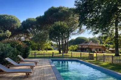 Piscine de l'établissement La Landaise - Les Maisons Huraia ou située à proximité