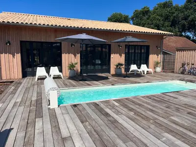 Piscine de l'établissement Maison 8 personnes avec jardin piscine st Julien en Born Contis ou située à proximité