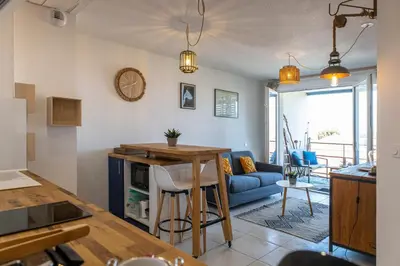 Cuisine ou kitchenette dans l'établissement Le Cèdre du Bassin - Au cœur de la Teste