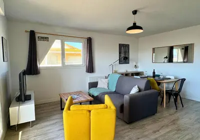 Coin salon dans l'établissement Au Pied des Dunes avec Piscine