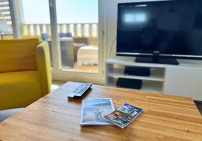 Télévision ou salle de divertissement dans l'établissement Au Pied des Dunes avec Piscine