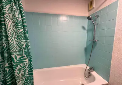 Salle de bains dans l'établissement Au Pied des Dunes avec Piscine