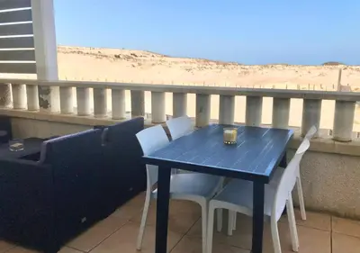 Balcon ou terrasse dans l'établissement Au Pied des Dunes avec Piscine