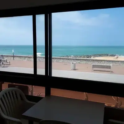 FACE à LA PLAGE CENTRALE POUR CET AGRÉABLE T2