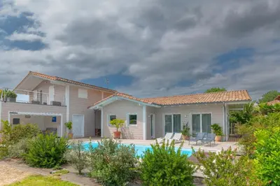 Piscine de l'établissement Villa Uhaina Sérénité Océane ou située à proximité