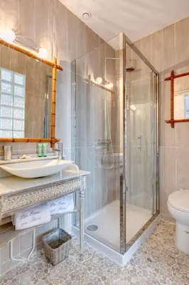Salle de bains dans l'établissement Les Eaux qui Rient