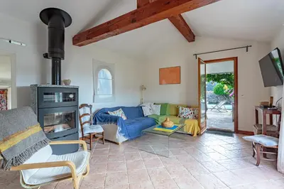 Coin salon dans l'établissement Villa Les Lys - Avec piscine et grand jardin