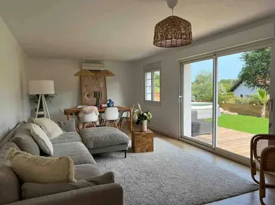 Coin salon dans l'établissement Jolie Maison à 5mins des plages et du lac