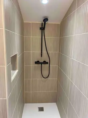 Salle de bains dans l'établissement Jolie Maison à 5mins des plages et du lac