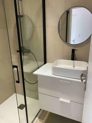 Salle de bains dans l'établissement Jolie Maison à 5mins des plages et du lac