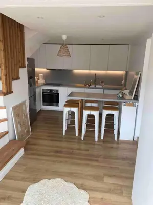 Cuisine ou kitchenette dans l'établissement Jolie Maison à 5mins des plages et du lac
