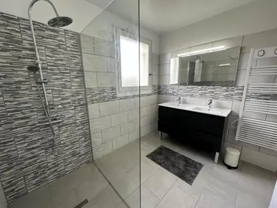 Salle de bains dans l'établissement Madroles