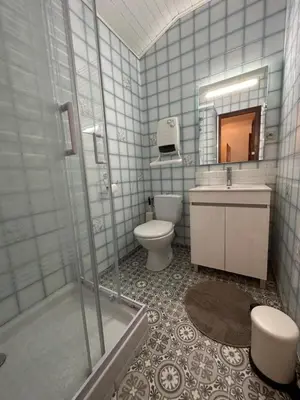 Salle de bains dans l'établissement Madroles