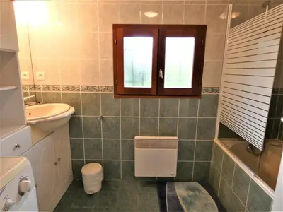 Salle de bains dans l'établissement L'ecureuil
