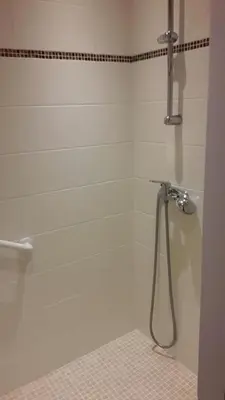 Salle de bains dans l'établissement La brande