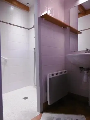 Salle de bains dans l'établissement La callune
