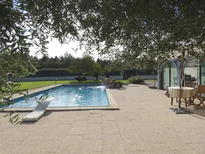 Piscine de l'établissement Le clos fleuri ou située à proximité