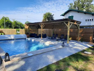Piscine de l'établissement Cante alaoude ou située à proximité