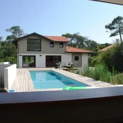 Hossegor Villa LA DESIRADE très belle villa avec piscine et jardin clos idéalement située entre lac et océan