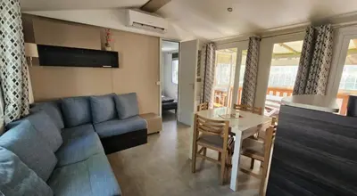 Coin salon dans l'établissement Grand mobil-home n°604 3ch tout confort au calme